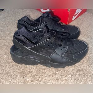 black nike huaraches run GS (youth)